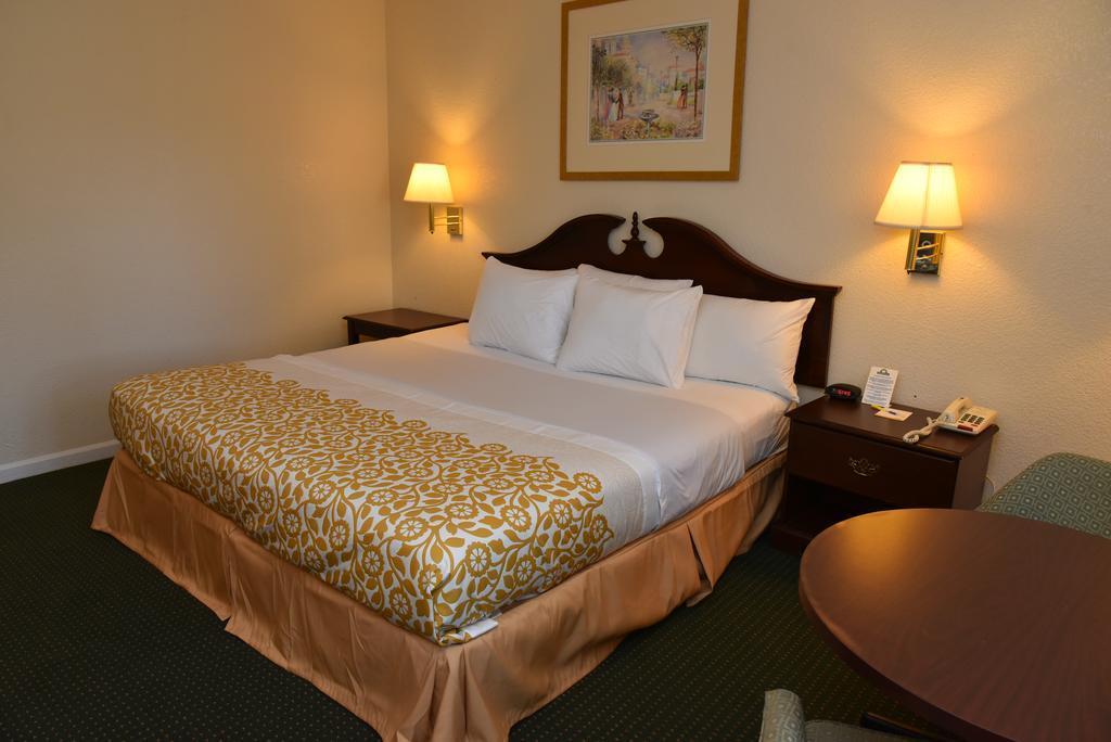 Econo Lodge Cherry Point Havelock Esterno foto