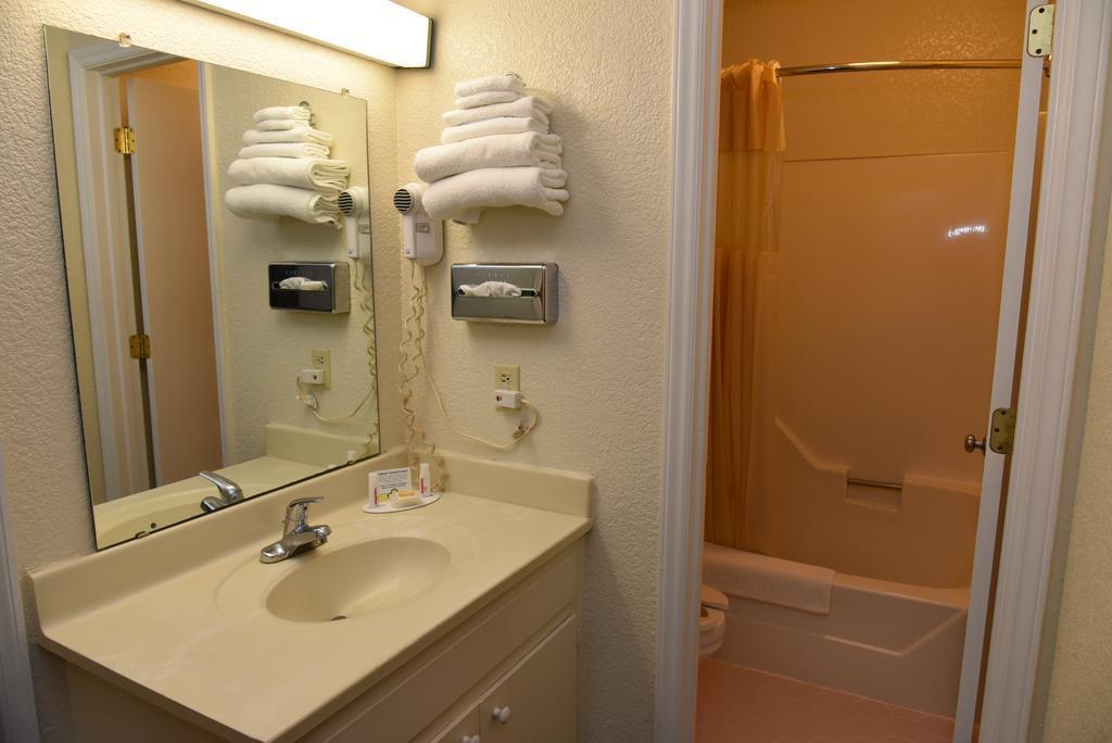 Econo Lodge Cherry Point Havelock Esterno foto