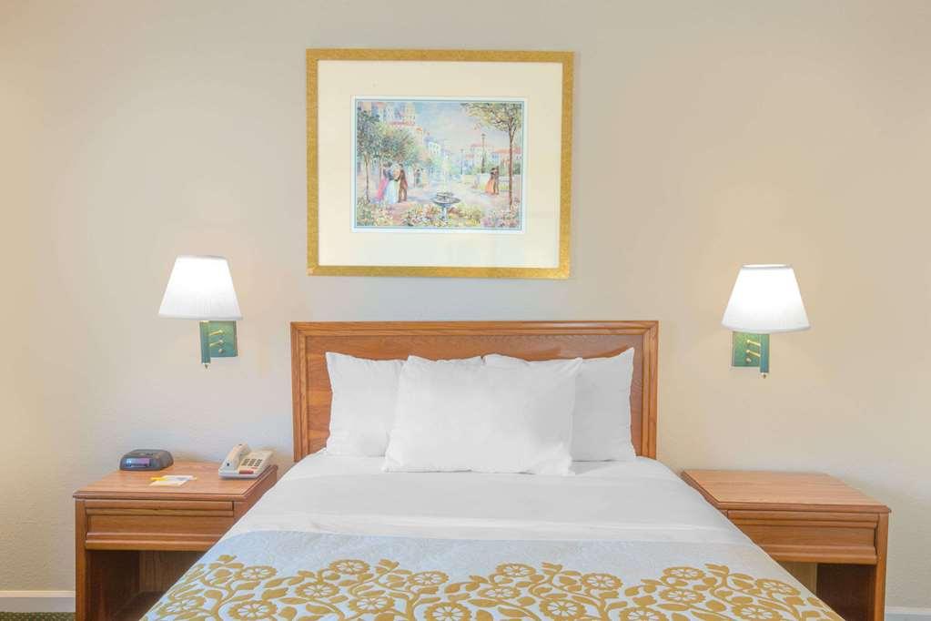 Econo Lodge Cherry Point Havelock Esterno foto