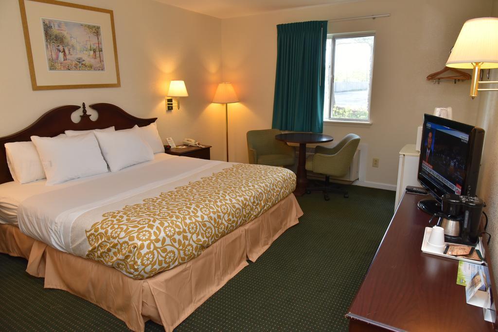 Econo Lodge Cherry Point Havelock Esterno foto