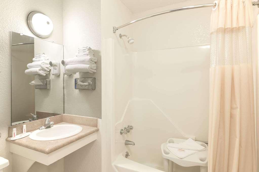 Econo Lodge Cherry Point Havelock Esterno foto